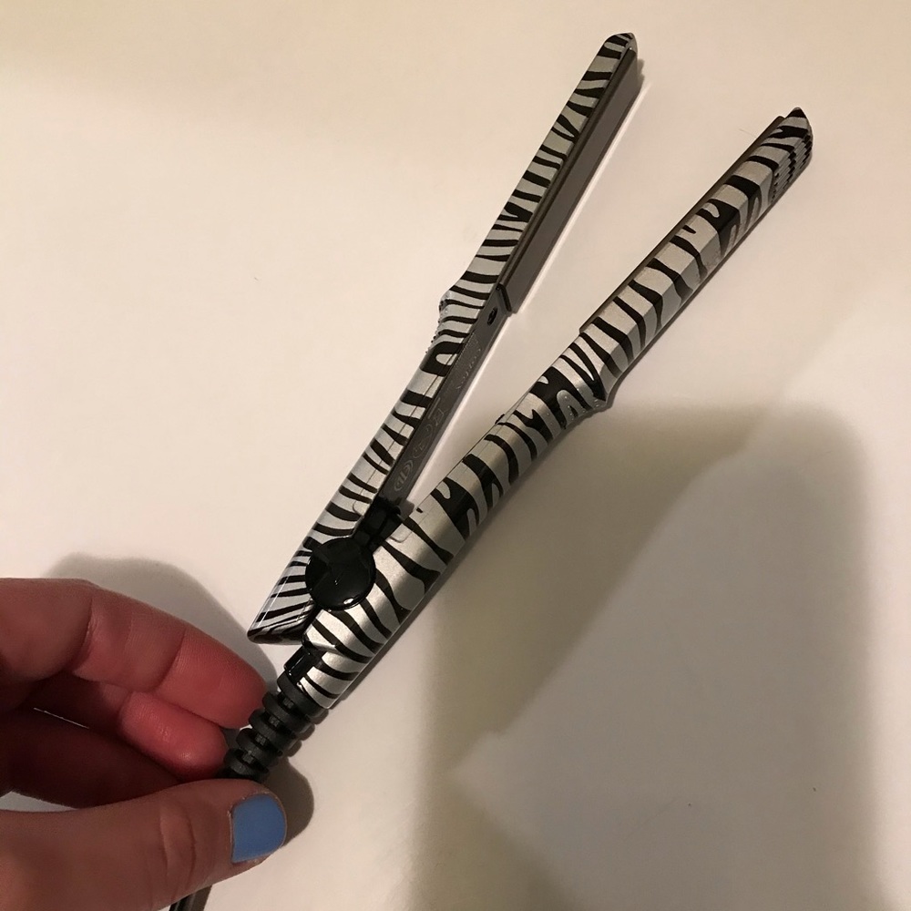 Travel size hair straightener
